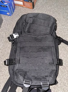 Mochila táctica negra usada solo unas pocas veces 12 X 9 X 9  - Imagen 1 de 9