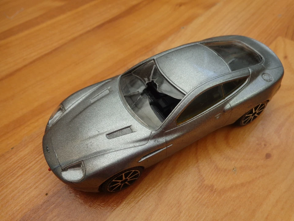 Corgi 1/36 James Bond 007 Aston Martin Vanquish Die Another Giorno Diecast Auto - Immagine 1 di 1