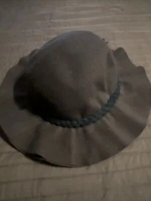 Sombrero marrón ICING borde en capas corbata trenzada fieltro poliéster visera para mujer” Foto 1 de 4