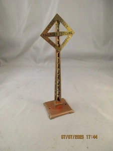 VINTAGE LIONEL METAL #068 TRAIN RAILROAD CROSSING painted used good condition - Picture 1 of 4