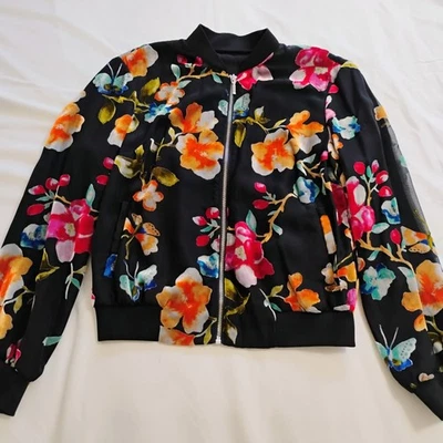 Chaqueta Bomber Negra y Floral Para Mujer Mediana Gasa y Terciopelo Mariposas Flores Foto 1 de 4