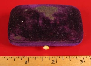 ANTIQUE FELT JEWELRY BOX FOR DESIGNER EARRINGS CLAMSHELL DESIGN WITH MOP BUTTON - Picture 1 of 2