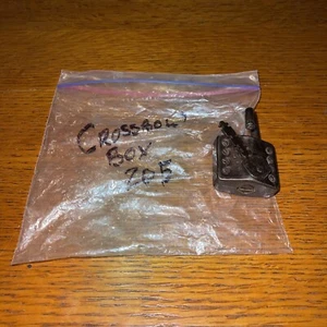 Ballesta SLEEPY HOLLOW Pantalla Usada Caja Cerradura y Llave Temporada 2 Episodio 5 - Imagen 1 de 4