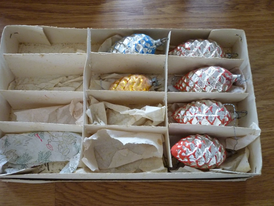 Alter Christbaumschmuck  Weihnachtsbaum 6 x Nuss in der Farbe bunt  Glas - Bild 1 von 1