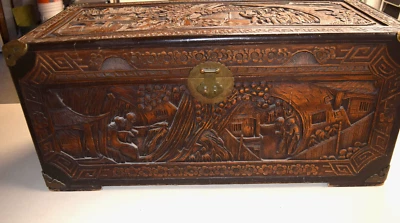 Antiguo baúl oriental tallado a mano cofre de almacenamiento asiático años 20 c. con cerradura antigua. Foto 1 de 4