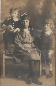 ANTIGUA FOTO POSTAL VINTAGE LINDA NIÑA Y NIÑOS BONITOS EN SILLA 1915  - Imagen 1 de 2