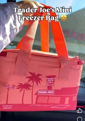 Mini bolsa de almuerzo aislada azul de 1,5 galones The Trader Joe's. Foto 1 de 2