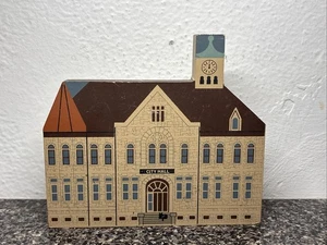 1992 The Cat's Meow Johnstown Pa City Hall Shelf Sitter Village Piece Building - Picture 1 of 2