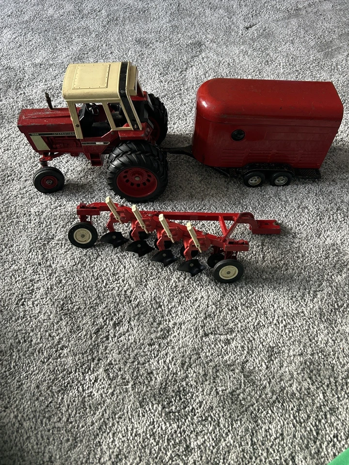 Tractor de juguete Ertl International Harvester con remolque y accesorio de arado  Foto 1 de 4