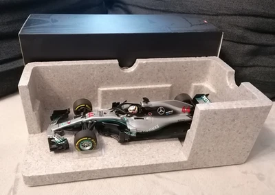 L. Hamilton Mercedes AMG Petronas W09 2018 World Champion / 1:18 Minichamps - Bild 1 von 4