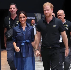 Carolina Herrera Blue Seamed Denim Button Style Dress Size: XL ASO Meghan Markle - Picture 1 of 5