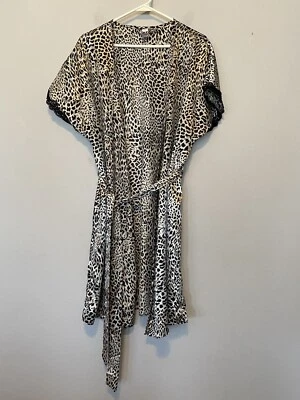 Bata con cinturón Secret Treasures de manga corta y satén con estampado animal talla XL (16-18) Foto 1 de 4