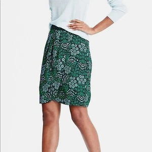 Minifalda Banana Republic acanalada con dobladillo de tulipán verde y negra con estampado floral talla 10 - Imagen 1 de 6