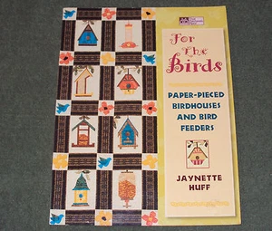 Für die Vögel: papiergeteilte Vogelhäuser und Vogelfutterautomaten von Jaynette Huff (2001, - Bild 1 von 2