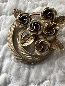 Vintage Signed Coro Gold Tone Wreath of Roses Pin Brooch Approximately 2" - Picture 1 of 8