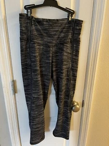 C9 Champion High-Waisted Capri Leggings Keyhole Cutout Sz Medium - Picture 1 of 4