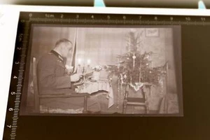 tolles altes Negativ - Soldat liest Zeitschrift am Weihnachtsbaum  - Picture 1 of 3