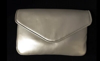 Impresionante Bolso de Noche Frenchy Of California Metálico Plateado Cuero A Presión Foto 1 de 4