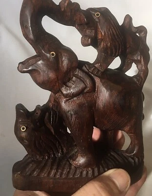 Antigua estatuilla de leones luchadores elefante tallada a mano en madera de rosa Foto 1 de 4