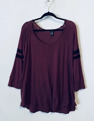 Torrid Top 女式 1X Raw Edge 足球 T 恤大圆领 3/4 袖勃艮第色 — 第 1/4 张图片
