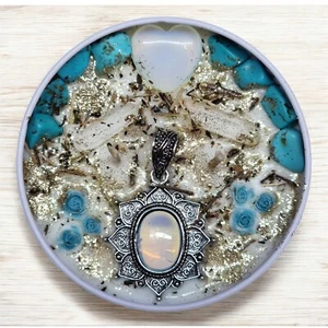 Celestial Serenity Candle with Turquoise & Opal - Spiritual Connection - Picture 1 of 3