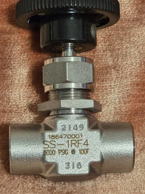(1) Válvula de aguja de capó integral de acero inoxidable Swagelok SS-1RF4 5000 psi Foto 1 de 3