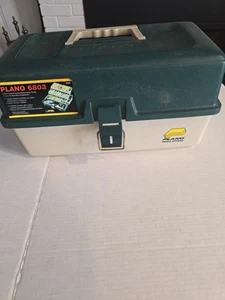 Vintage Plano Modell #6803 grün oben/beige unten 3 Fächer Angelgerätebox - Bild 1 von 8