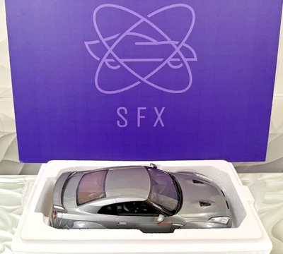 1/18 GT Spirit Nissan GTR (R35) Gris (Ruedas Rojas) Foto 1 de 4