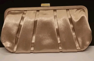 Elegante Bolso Clutch Satinado con Diseño Plisado, Nina Winslet Foto 1 de 4