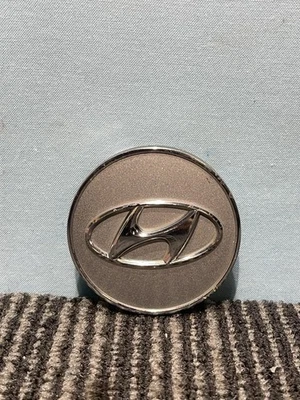 Tapacubos central Hyundai Santa Fe Veracruz Sonata Elantra 2011-15 OE 52960 2S250 Foto 1 de 4