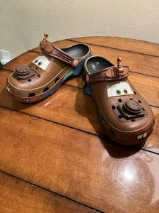 Crocs Disney Cars Erwachsene Classic Mater Clogs bequem leicht Neu mit Etikett - M7/W9 - Bild 1 von 11
