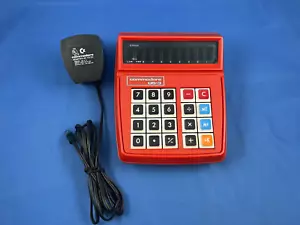 Commodore US-3 ~ Calcolatrice da scrivania ~ Rosso con adattatore di alimentazione ~ Testato ~ Funziona ~ - Foto 1 di 18