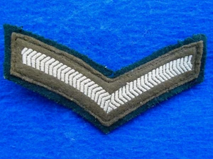 BRITISH MILITARY LANCE CORPORALS STRIPE, CHEVRON ON DARK GREEN BACKING - Picture 1 of 3