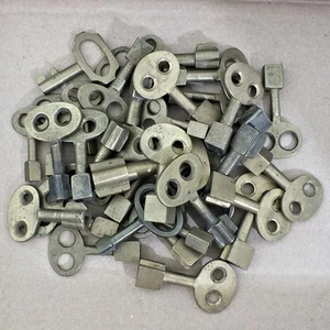 Gruppo 34 INSOLITE Chiavi Ottone - Lotto Lavoro Peso 750g - CHIAVI VINTAGE - ref.k925 - Foto 1 di 3
