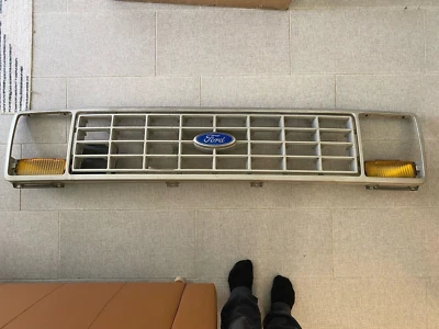 80 81 82 83 84 85 86 87 88 91 1979 Ford Econoline E150 E250 E350 parrilla OEM Foto 1 de 4