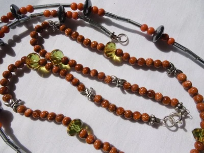 DOS Collares Artesanales Piedra Dorada Hematita Peltre Vidrio Coral N75 DNG Foto 1 de 4