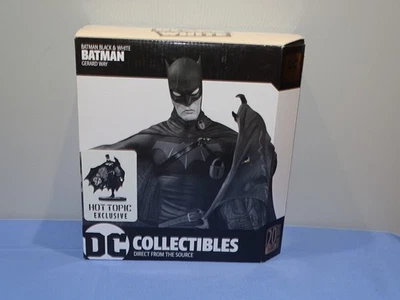 Estatueta preta e branca Batman 7,7 polegadas GERARD WAY, HOT TOPIC EXCLUSIVE #206/750 - Imagem 1 de 4
