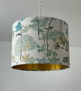 Pantalla de lámpara de pistacho verde azulado seto floral cepillado oro tambor tono de luz - Imagen 1 de 12