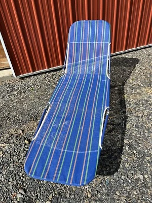 Chaise longue de playa plegable de metal de colección con cubierta de malla a rayas Foto 1 de 4