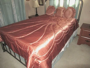 VINTAGE MCM ROSA APRICOT FLÜSSIGSATIN GESTEPPTE BETTDECKE 3 KISSEN HOLLYWOOD REGENCY - Bild 1 von 18