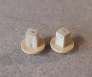 Triang Double Track Level Crossing Short Posts - OO Gauge - Picture 1 of 3