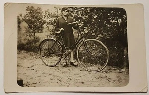 Foto Ak: Frau mit Fahrrad , um 1920/30 ?? - Bild 1 von 2
