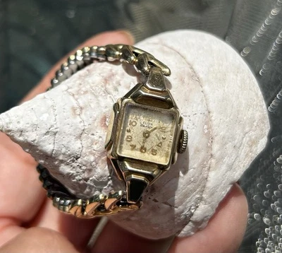 Vintage ELGIN De Luxe 1940s 10K Gold Filled Ladies 17 Jewels Wind Watch Runs - Image 1 of 4