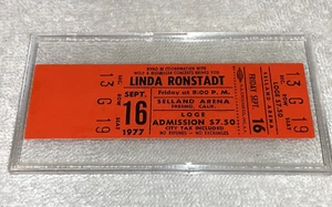 LINDA RONSTADT 1977 UNBENUTZTE KONZERTKARTE SELLAND ARENA FRESNO CA Ephemera rot - Bild 1 von 4