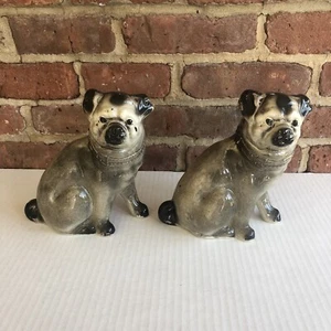 EIN PAAR (2) VIKTORIANISCHE STAFFORDSHIRE GRAU/SCHWARZ MOPS HUNDE STATUE FIGUR ENGLAND - Bild 1 von 18