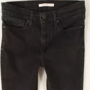 Womens Levi's 28399 SLIMMING SKINNY Stretch Skinny Black Jeans W28 L34 Size 8 - Picture 1 of 7