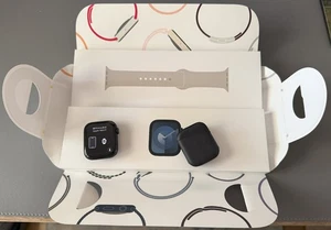 Apple Watch Series 9 GPS, 45 mm Aluminiumgehäuse Mitternacht - Bild 1 von 4