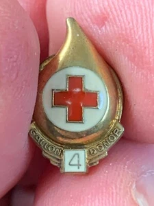 1970'S RED CROSS BLOOD DRIVE 4 GALLON DONOR LAPEL PIN DROP SHAPED - Picture 1 of 3