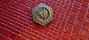 5 METALLKNÖPFE 1,1 Zoll SECHSECKFÖRMIG ZINNFARBEN MEDUSA MIT GRIECHISCHEM SCHLÜSSELRAND - Bild 1 von 4