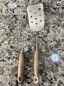 Juego vintage de 2 utensilios grandes con mango de madera - Imagen 1 de 2